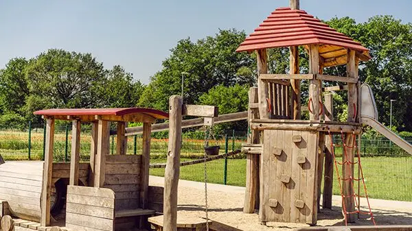 Der Spielplatz und Streichelzoo